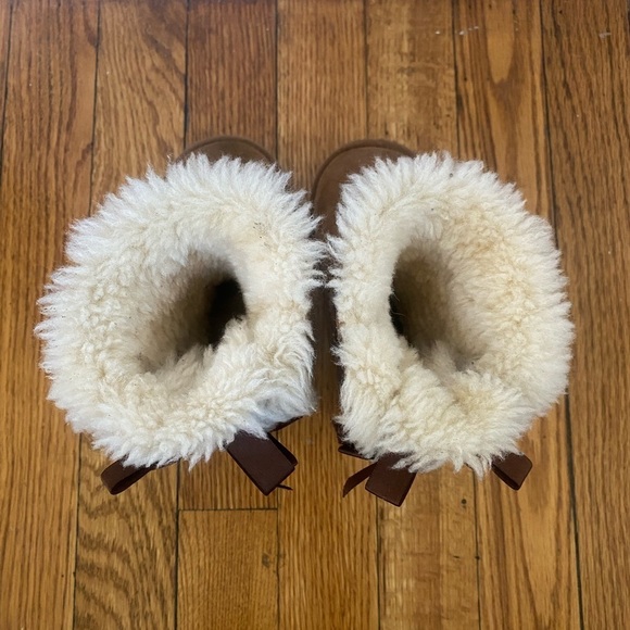 UGG Toddler Bailey Bow Kids Chestnut Shearling Boots - Picture 6 of 9